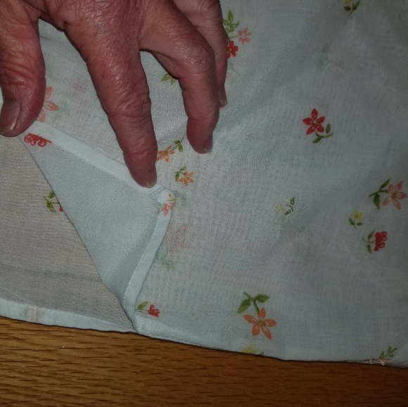 Gifted✴NEW price for new list Lite weight floral blouse - Picture 4 of 5